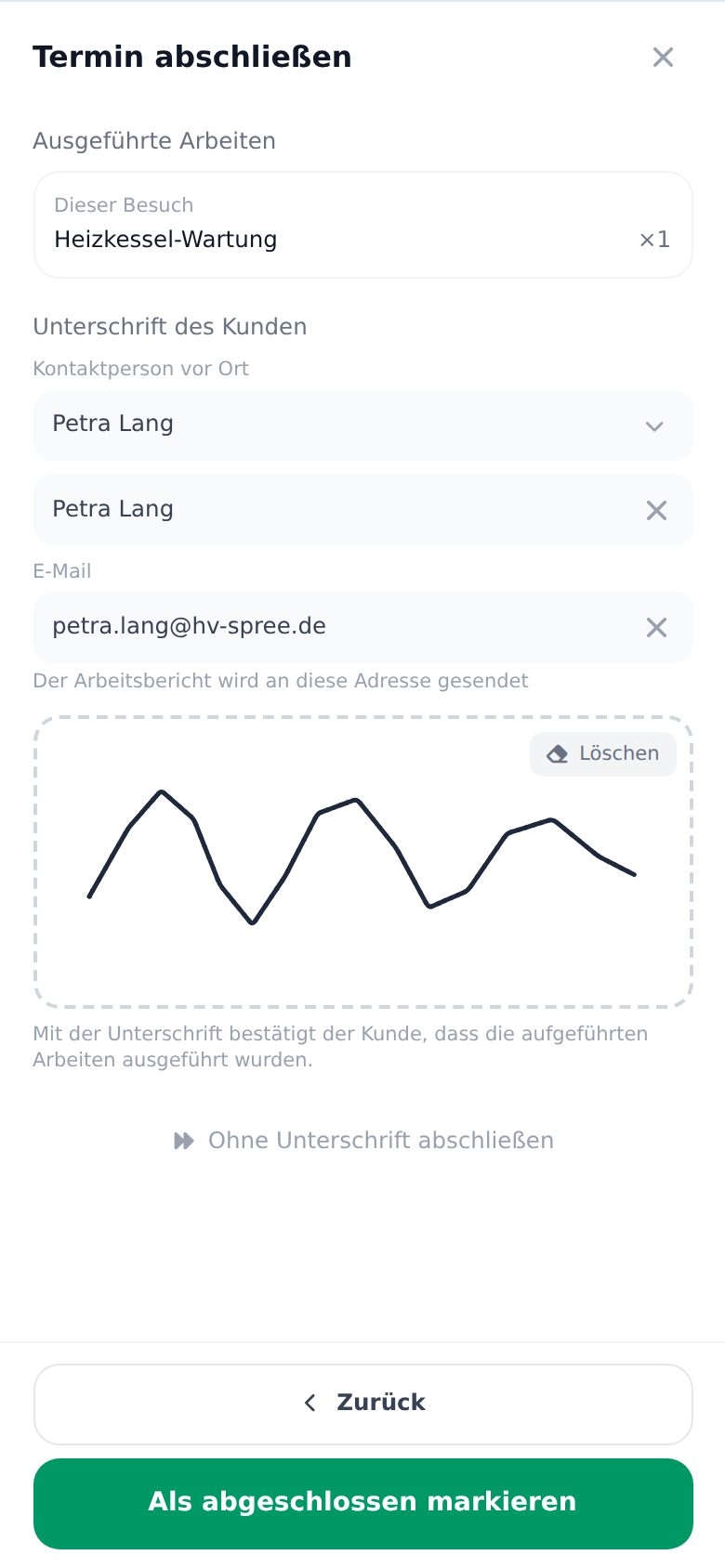 Der Abschlussschritt in der Techniker-App mit der Auswahlliste Kontaktperson vor Ort, Name, E-Mail und Unterschriftsfeld