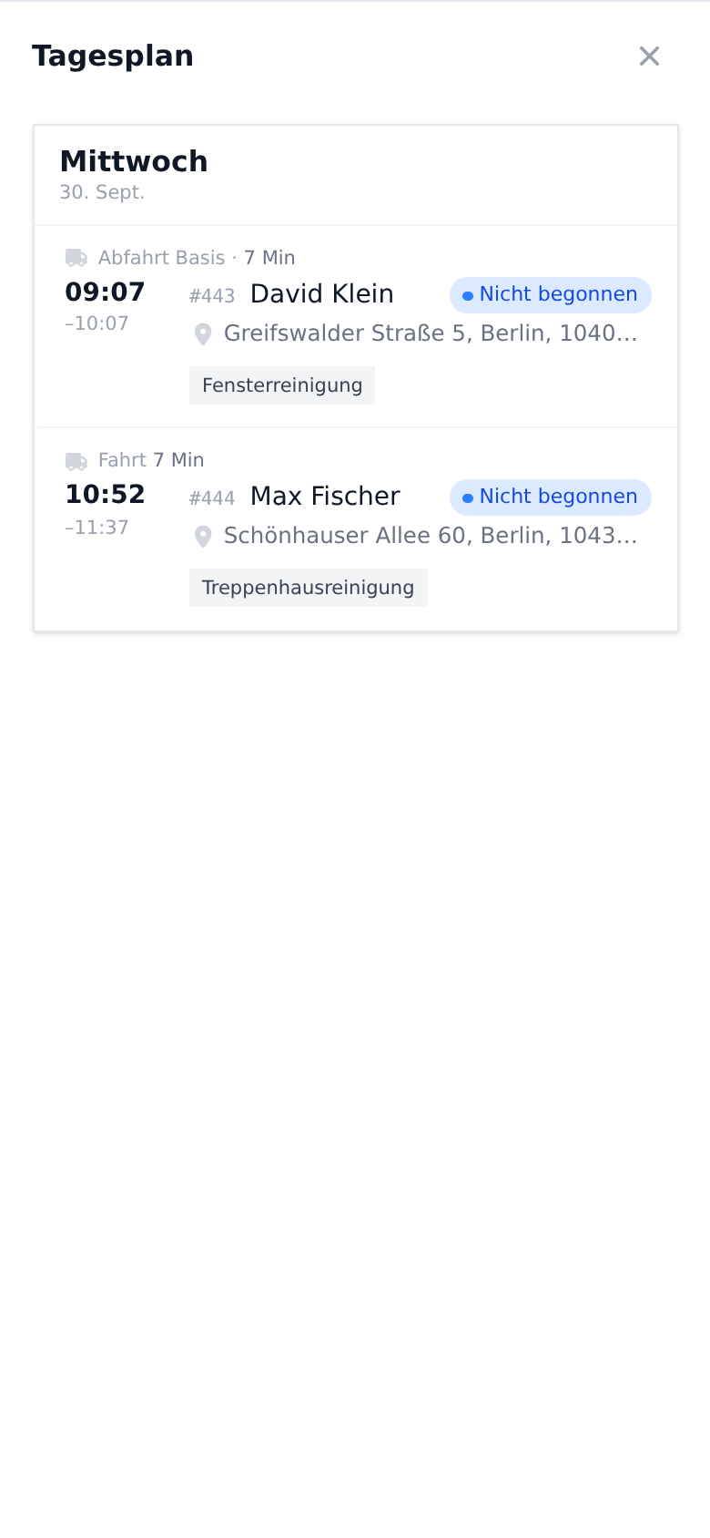 Der aus dem Kalender geöffnete Tagesplan: ein späterer Tag mit seinen Besuchen in Fahrreihenfolge, jeder mit Fahrt, Uhrzeit, Kunde, Adresse und Leistung