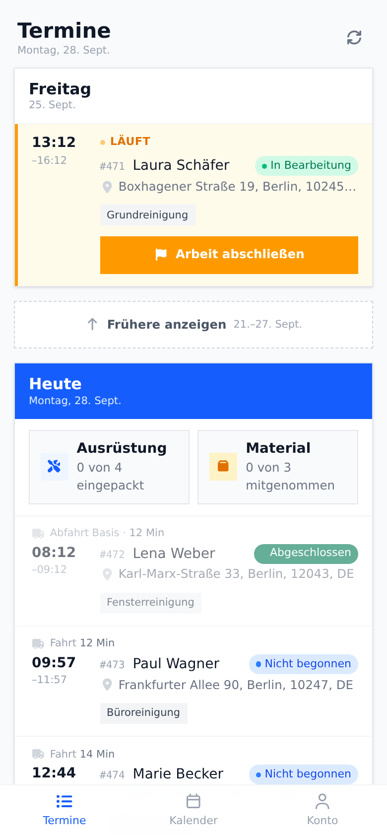 Der obere Teil der Liste in der Techniker-App: ein Besuch von einem früheren Tag, noch in Bearbeitung und mit dem Knopf „Arbeit abschließen“, angeheftet über dem Knopf „Frühere anzeigen“ und dem heutigen Tag