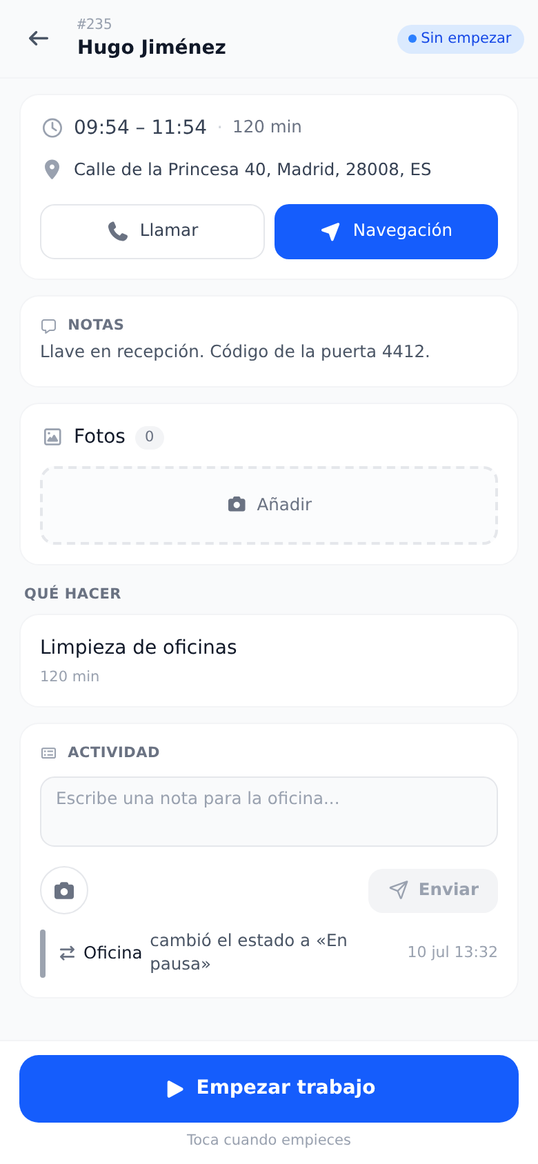 Una visita abierta en la app para técnicos: cliente, dirección, servicios planificados y un botón grande para empezar el trabajo
