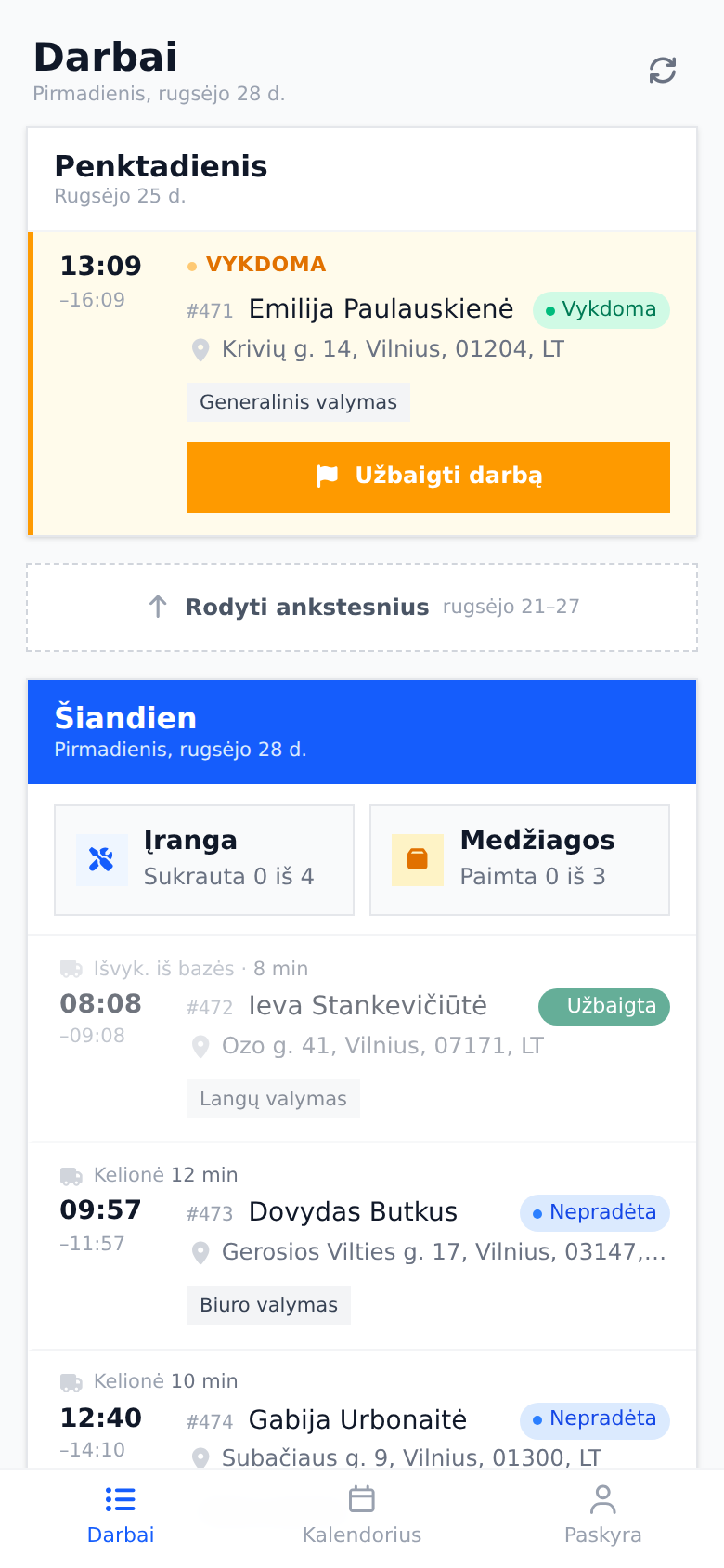 Meistro programėlės sąrašo viršus: ankstesnės dienos vizitas, vis dar vykdomas, su mygtuku „Užbaigti darbą“, prisegtas virš mygtuko „Rodyti ankstesnius“ ir šiandienos