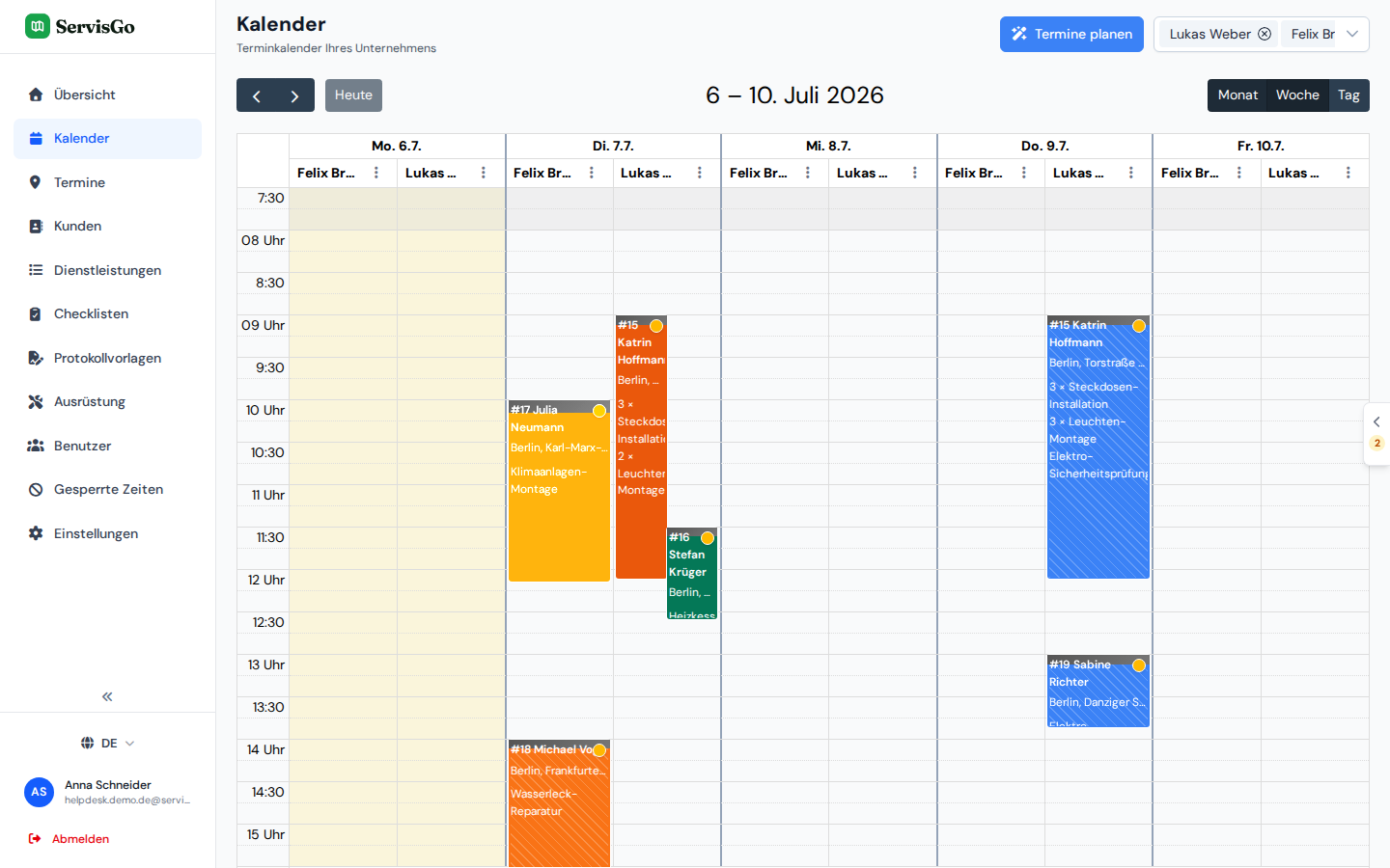 Der Kalender in der Wochenansicht mit Spalten für Lukas Weber und Felix Braun, gefüllt mit Besuchen über die Woche