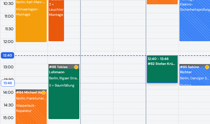 Ein Besuchsblock wird im Kalender gezogen: Auf dem Block stehen die neuen Zeiten, gestrichelte Linien mit Zeitblasen zeigen die Stelle an der Zeitachse