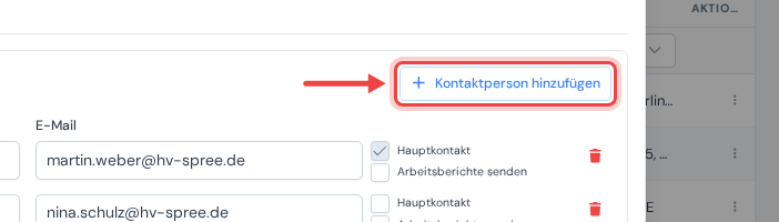 Die Karte Kontaktpersonen im Kundendialog mit einem Pfeil auf die Schaltfläche Kontaktperson hinzufügen