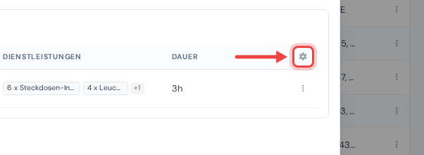 Die Kopfzeile der Terminliste im Kundendialog mit einem Pfeil auf das Zahnrad-Symbol an ihrem rechten Ende