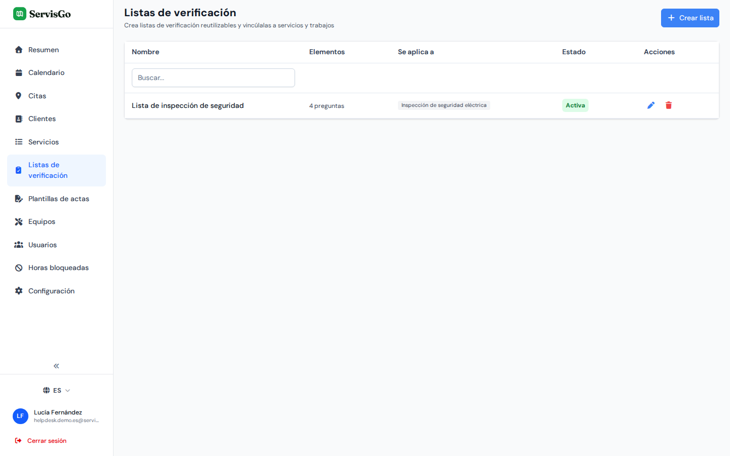 La página Listas de verificación con listas reutilizables, cada una vinculada a los servicios a los que se aplica
