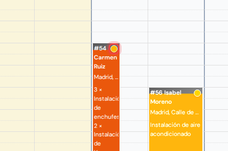 Un bloque de visita en el calendario con el punto de confirmación del cliente resaltado en su esquina