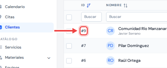 Una fila de cliente en la página Clientes con una flecha que señala el número de la columna ID
