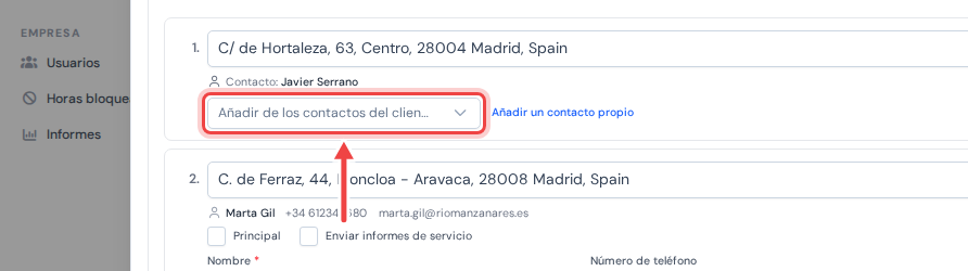 Una fila de objeto en la ventana del cliente con una flecha que señala el desplegable Añadir de los contactos del cliente bajo la dirección