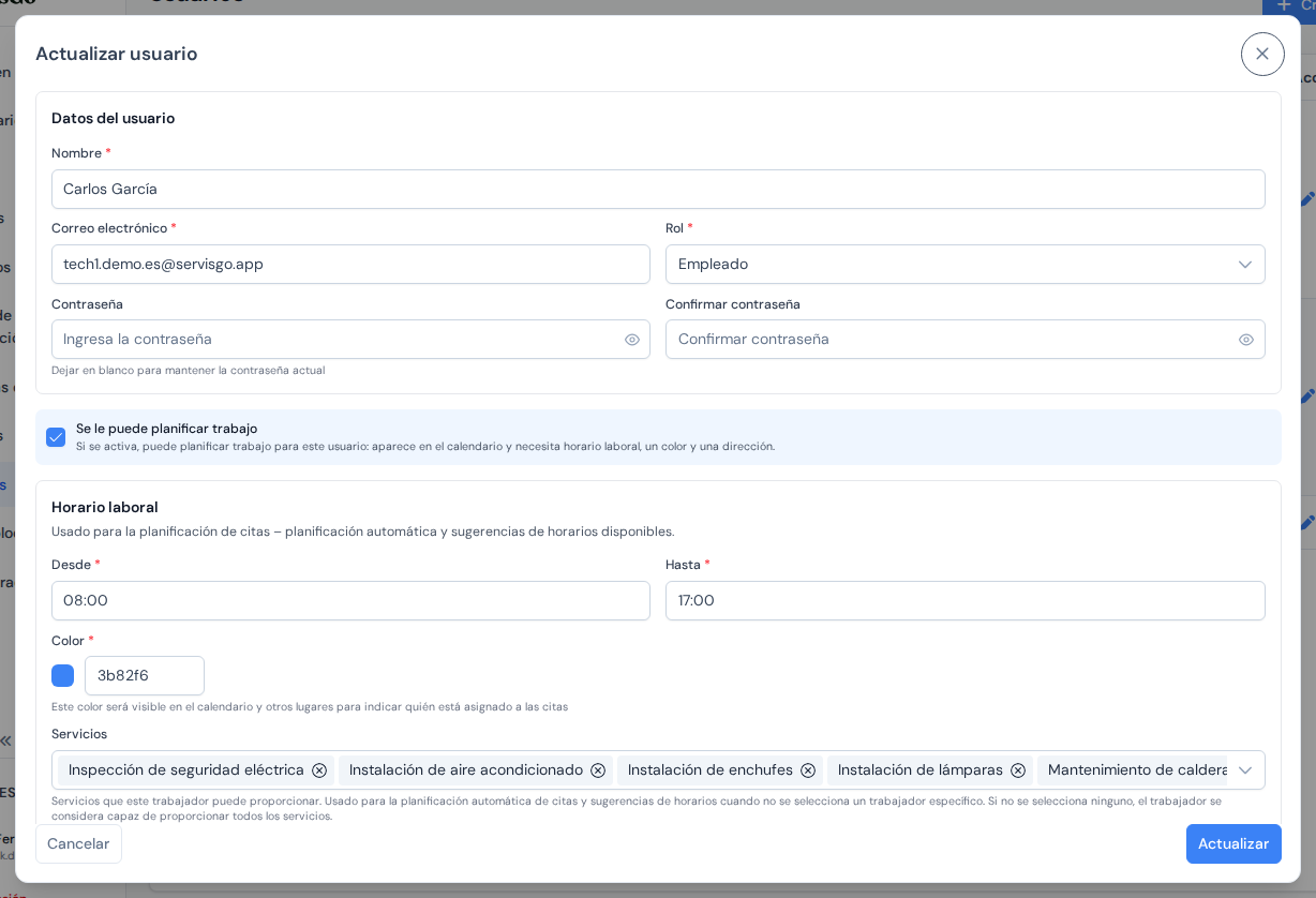La ventana Crear usuario con los campos de nombre, correo, rol, horario laboral, color y dirección rellenados para un técnico nuevo