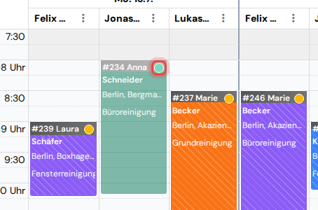 Der Block eines Reinigungsbesuchs im Kalender mit hervorgehobenem Bestätigungspunkt des Kunden