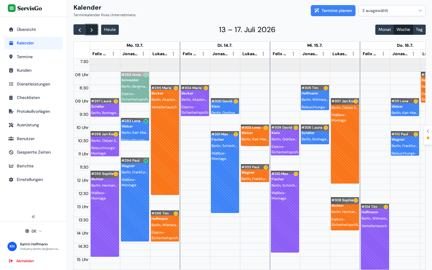 Eine volle Woche Elektroaufträge im ServisGo-Kalender, drei Elektriker in Spalten mit Prüfungen und Installationen