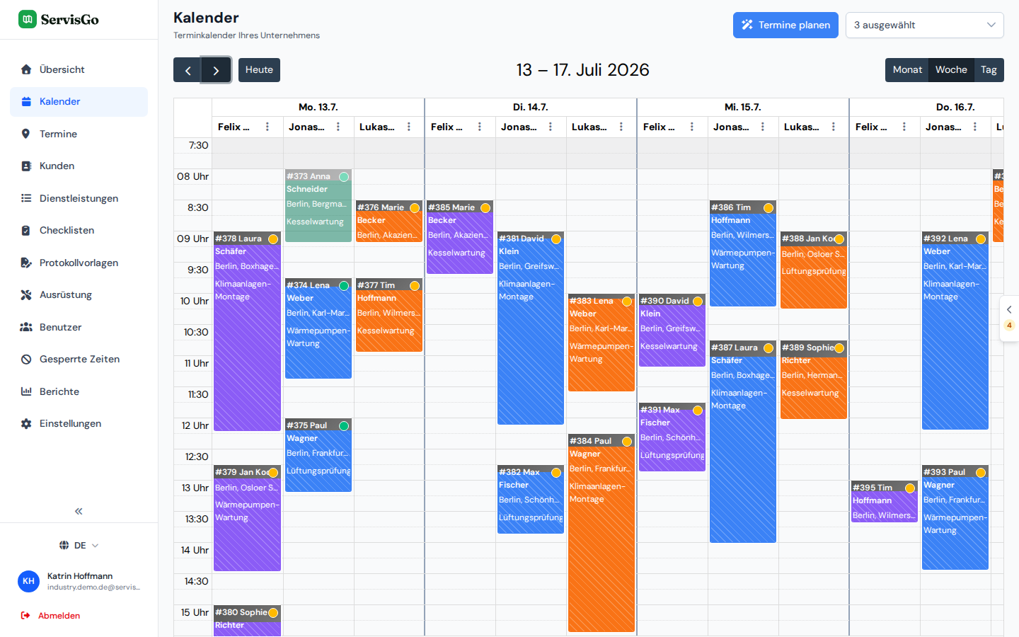 Eine volle Woche HLK-Besuche im ServisGo-Kalender, drei Techniker in Spalten mit Wartungs- und Installationsaufträgen