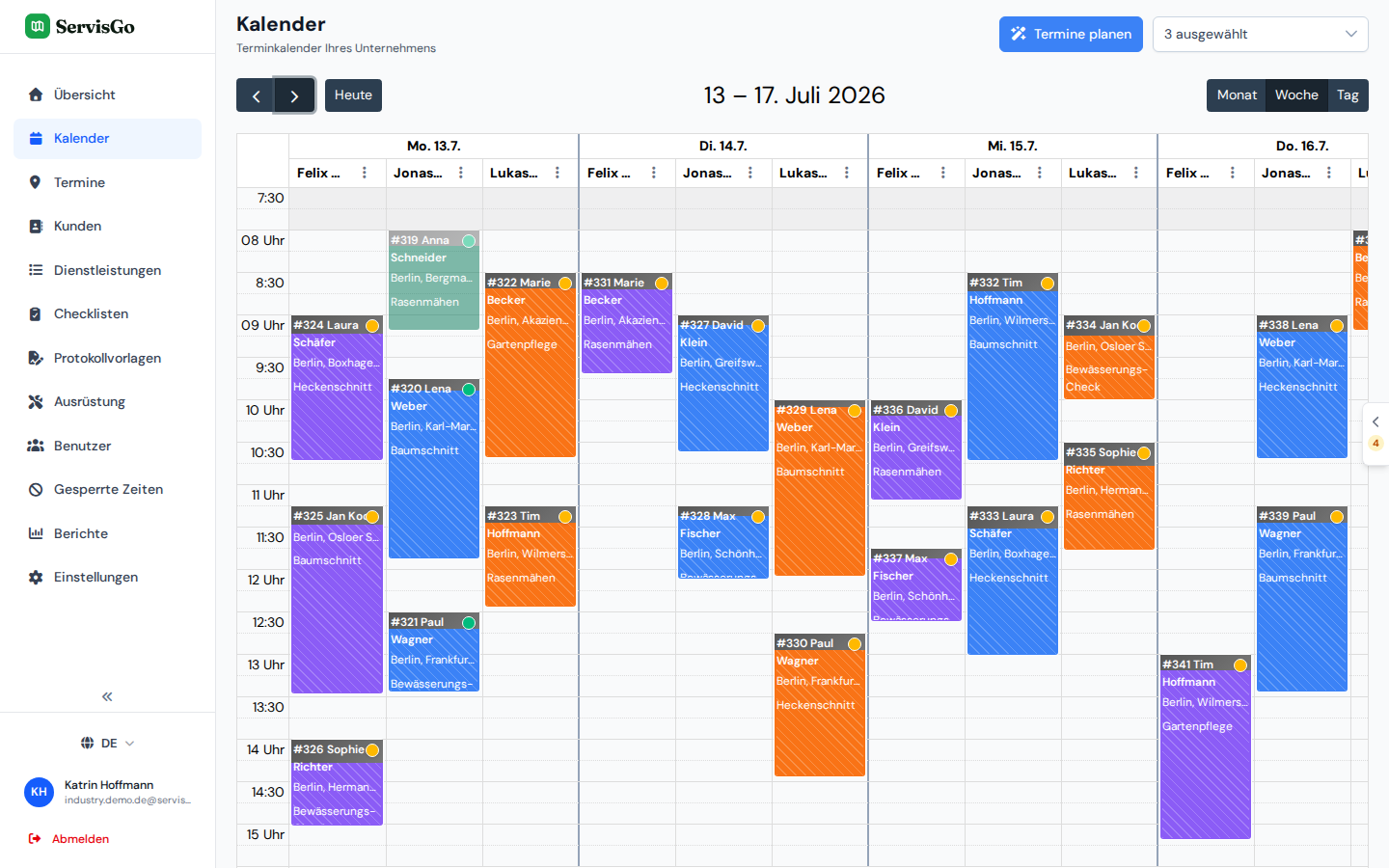 Eine volle Woche Landschaftsbau-Besuche im ServisGo-Kalender, drei Kolonnen in Spalten mit Fahrzeitstreifen zwischen den Grundstücken