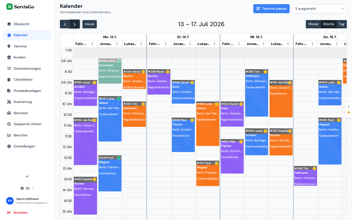 Eine volle Woche Schädlingsbehandlungen im ServisGo-Kalender, drei Techniker in Spalten