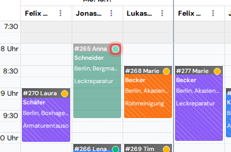 Der Block eines Sanitärbesuchs mit hervorgehobenem Bestätigungspunkt des Kunden im Kalender