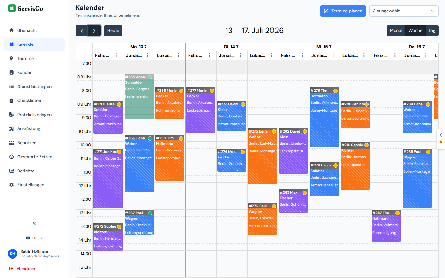 Eine volle Woche Sanitärbesuche im ServisGo-Kalender, drei Installateure in Spalten mit Reparaturen und Installationen