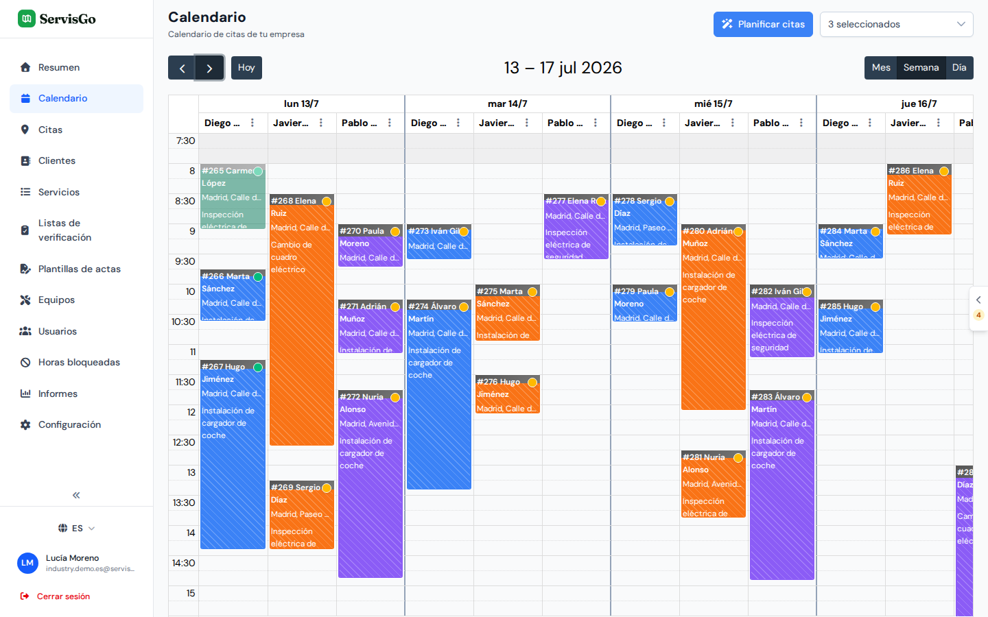 Una semana completa de trabajos eléctricos en el calendario de ServisGo, tres electricistas en columnas con inspecciones e instalaciones