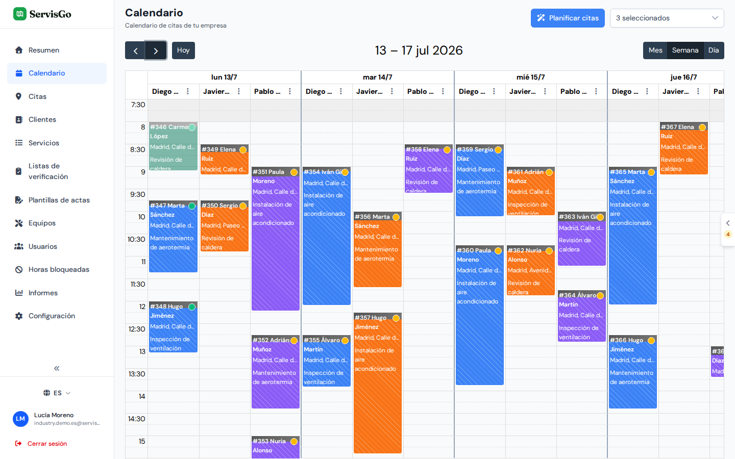Una semana completa de visitas de climatización en el calendario de ServisGo, tres técnicos en columnas con trabajos de mantenimiento e instalación
