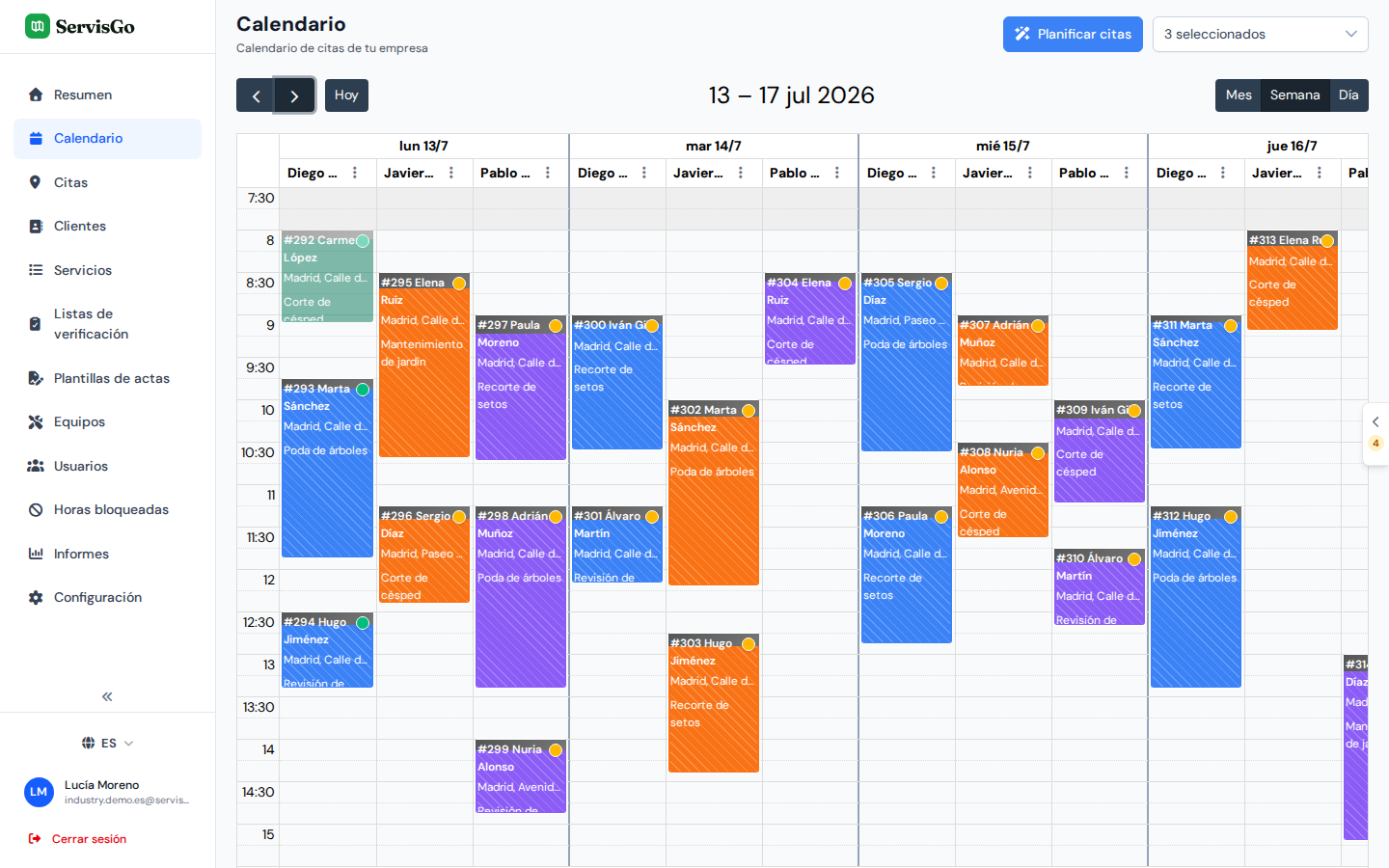 Una semana completa de visitas de jardinería en el calendario de ServisGo, tres equipos en columnas con franjas de conducción entre fincas