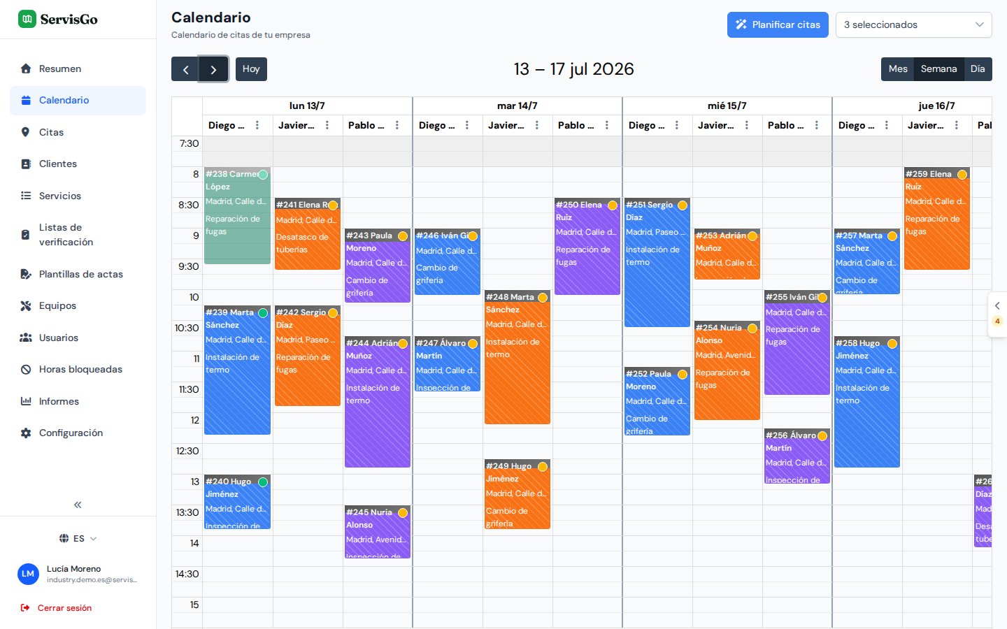Una semana completa de visitas de fontanería en el calendario de ServisGo, tres fontaneros en columnas con reparaciones e instalaciones